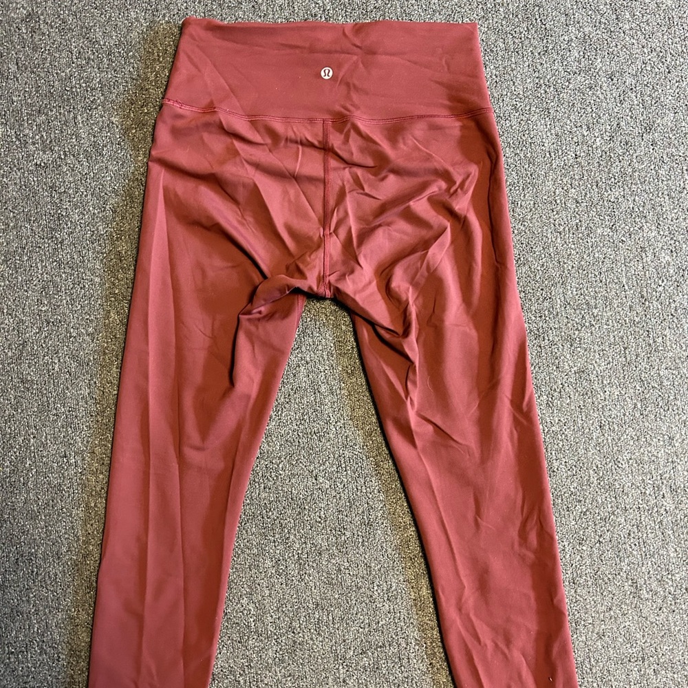 Lululemon wunder leggings (I believe 25”). Worn a few times, in great condition.